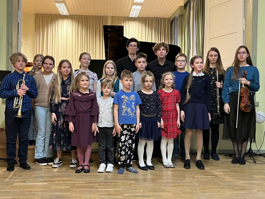 Meie õpilased ja õpetajad muusikakooli õpilasõhtul, Kärdla Kooli kultuurihommikul ja kontserdil "Võta mul käest" 
